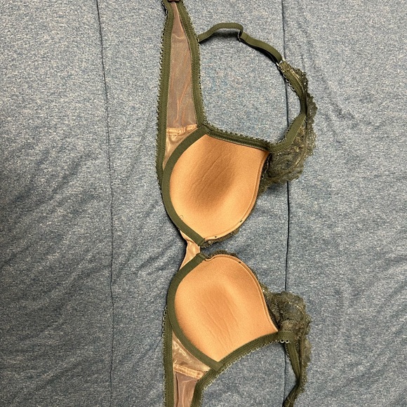Victoria Secret bra 34A. Like new with lace. See pics. - Picture 2 of 4